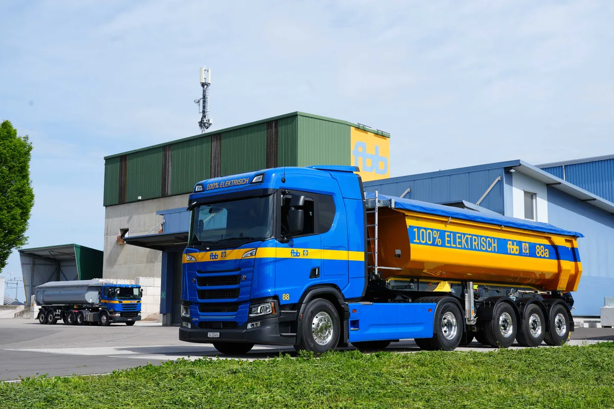 Ein in den Farben Blau und Gelb gehaltener Sattelschlepper der Firma FBB von Scania. Das Fahrzeug fährt batterieelektrisch.